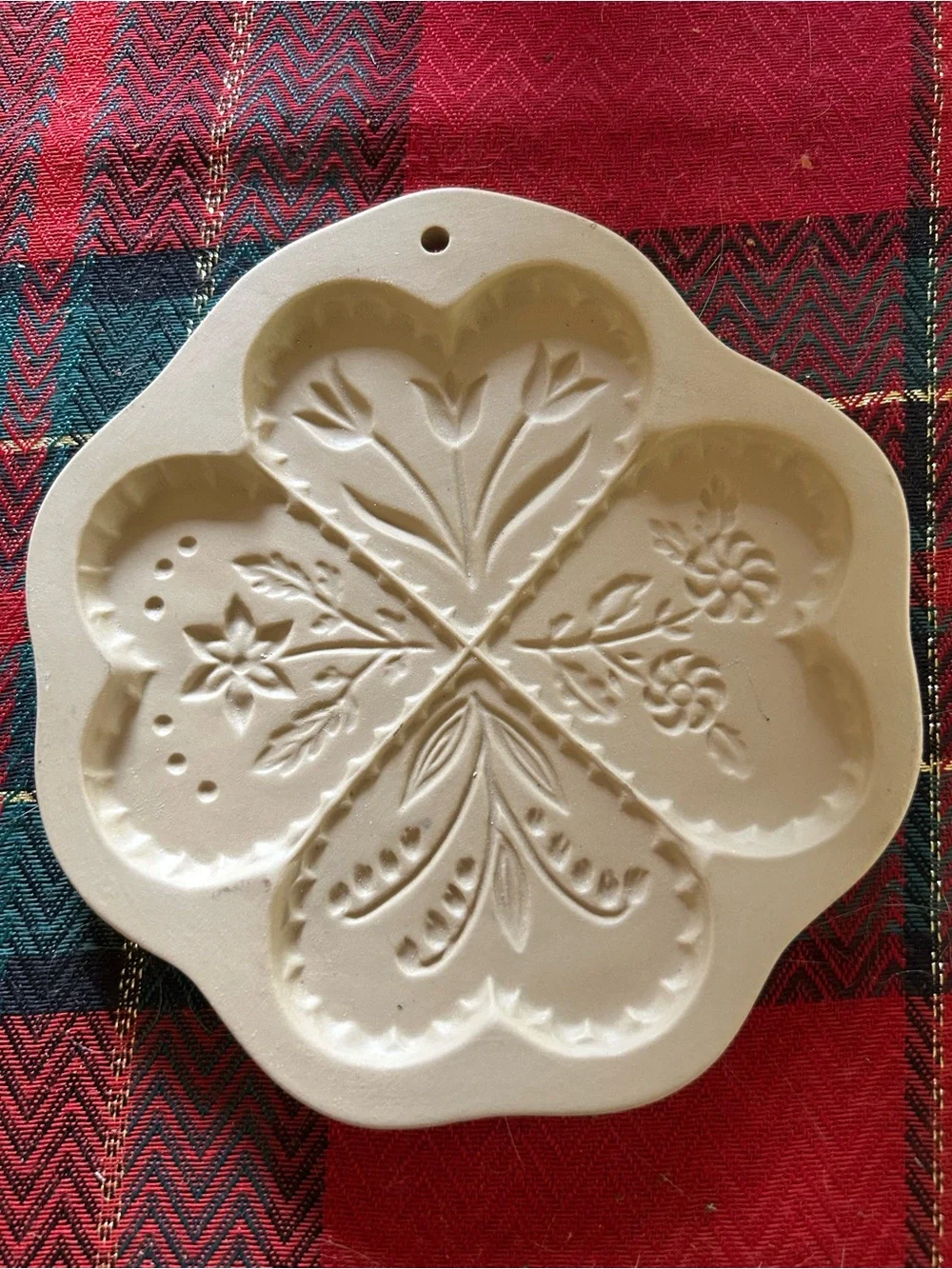 Brown Bag Cookie Art Embossed Heart-Shaped Ceramic Mold in Cream